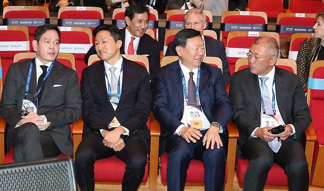 정용진 신세계그룹 회장(왼쪽부터), 정기선 HD현대회장, 신동빈 롯데그룹 회장, 정의선 현대차그룹 회장 등이 29일 경주 예술의 전당에서 열린 CEO 써밋에 참석하고 있다. 2025.10.29. 대통령실사진기자단 김호영기자