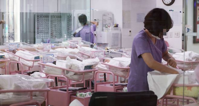 출생아수가 18년 만에 가장 큰 폭으로 증가한 가운데 신생아실에서 간호사가 업무를 보고 있다. [이충우 기자]