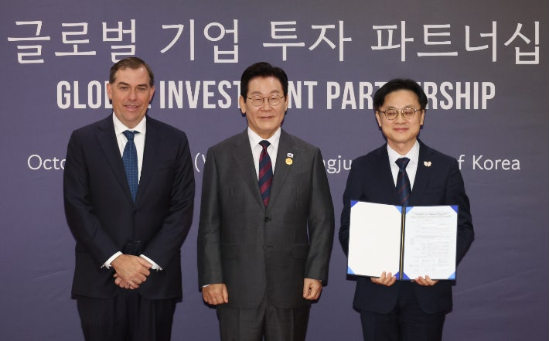 이재명 대통령이 29일 경북 경주예술의전당에서 열린 투자협약식에서 맷 가먼 아마존웹서비스(AWS) CEO, 김정관 산업부 장관과 기념촬영하고 있다. (사진=연합뉴스)