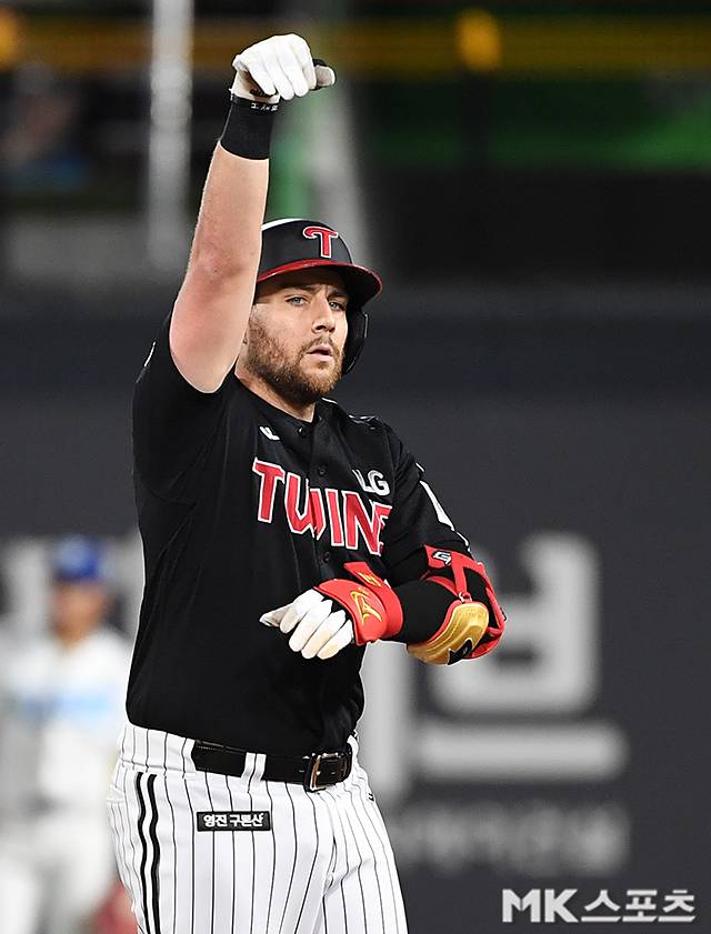 8월 12일 오후 수원KT위즈파크에서 ‘2025 KBO리그’ LG 트윈스와 KT 위즈의 경기가 열렸다. 5회초 2사에서 LG 오스틴이 2루타를 치고 세리머니를 하고 있다. 사진=천정환 기자