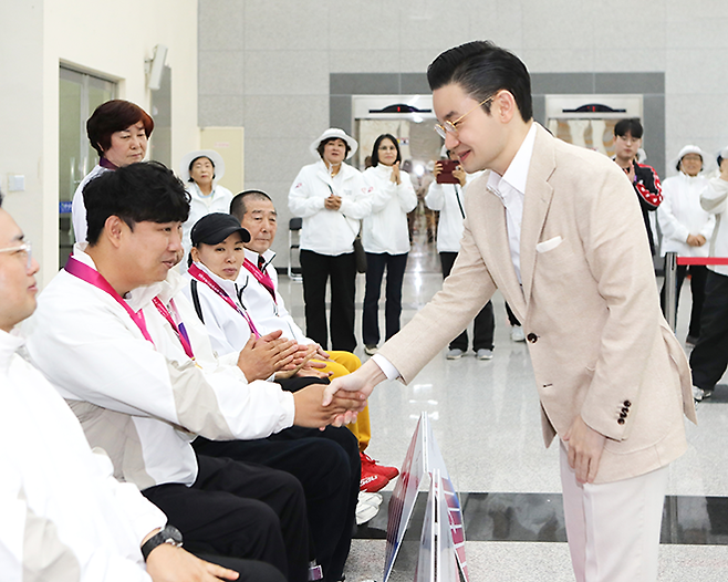 배동현 이사장이 시상식에서 금메달을 획득한 조정두와 악수하고 있다. 사진=BDH재단
