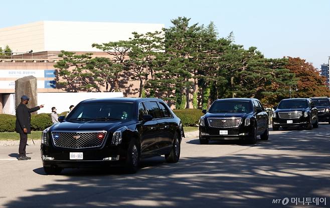 (경주=뉴스1) 김민지 기자 = 아시아태평양경제협력체(APEC) 정상회의에 참석하는 도널드 트럼프 미국 대통령의 방한일인 29일 오전 트럼프 대통령 숙소로 알려진 경주 힐튼 호텔에서 트럼프 대통령 전용 리무진인 '더 비스트' 차량이 이동하고 있다. 2025.10.29/뉴스1  Copyright (C) 뉴스1. All rights reserved. 무단 전재 및 재배포,  AI학습 이용 금지.