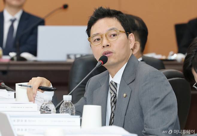 (대전=뉴스1) 김기태 기자 = 박정훈 국민의힘 위원이 24일 대전 한국전자통신연구원(ETRI)에서 열린 국회 과학기술정보방송통신위원회 국정감사에서 질의하고 있다. 2025.10.24/뉴스1  Copyright (C) 뉴스1. All rights reserved. 무단 전재 및 재배포,  AI학습 이용 금지. /사진=(대전=뉴스1) 김기태 기자