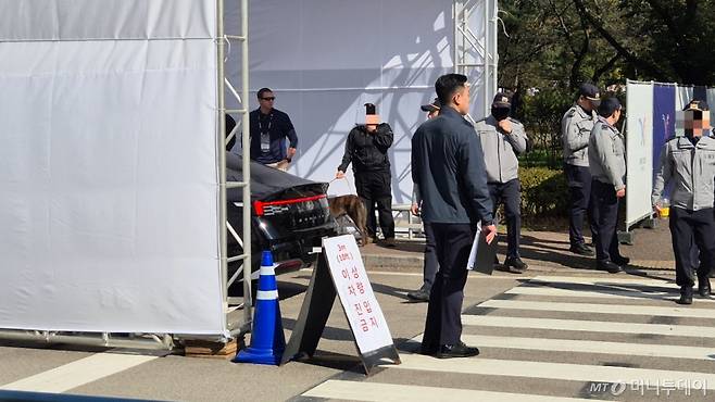 29일 도널드 트럼프 미국 대통령이 숙박하는 경북 경주 보문관광단지 내 힐튼 호텔 출입구. 차량 검문·검색을 위한 대형 검문소가 마련돼 있다. /사진=조성준 기자