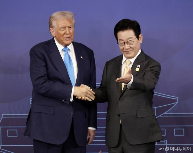 [경주=뉴시스] 최동준 기자 = 이재명 대통령이 29일 경북 경주박물관에서 한미 정상회담 기념촬영을 마치고 도널드 트럼프 미국 대통령에게 자리를 안내하고 있다. 2025.10.29. photocdj@newsis.com /사진=최동준