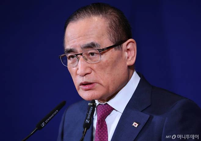 [쿠알라룸푸르=뉴시스] 고범준 기자 = 위성락 국가안보실장이 26일(현지 시간) 말레이시아 쿠알라룸푸르의 한 호텔에 마련된 한국 기자단 프레스센터에서 아세안 정상회의 관련 브리핑을 하고 있다. 2025.10.26. bjko@newsis.com /사진=