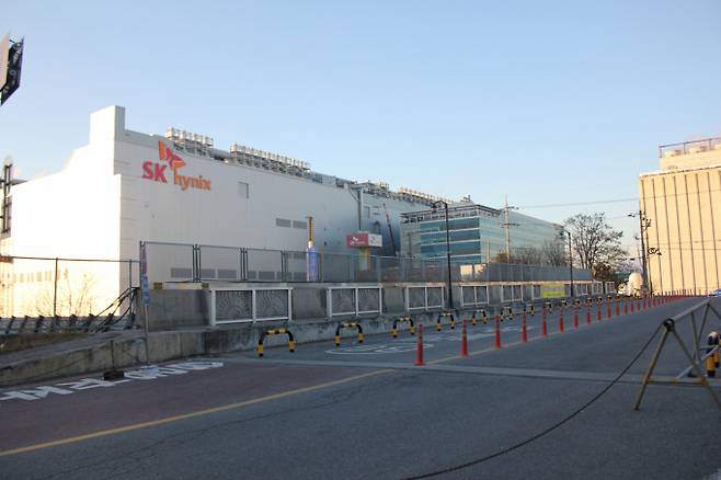 SK하이닉스의 부기 기준 영업이익이 10조원을 넘은 것은 창립 이래 처음이다. 사진은 SK하이닉스 경기 이천 반도체공장 M14 /사진=머니투데이