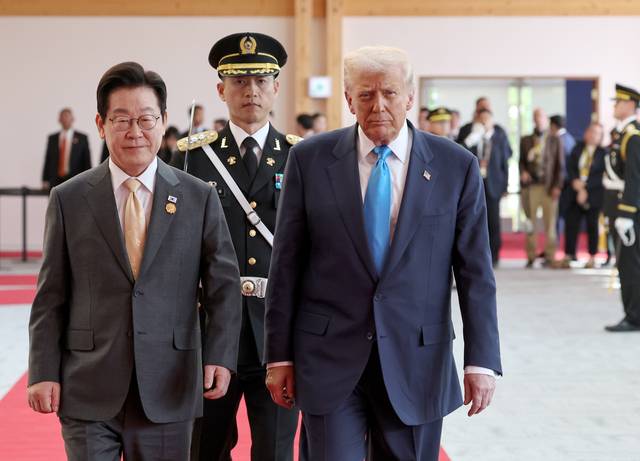 이재명 대통령과 도널드 트럼프 미국 대통령이 29일 경북 경주박물관에서 열린 공식 환영식에서 의장대를 사열하고 있다. 연합뉴스(대통령실통신사진기자단)