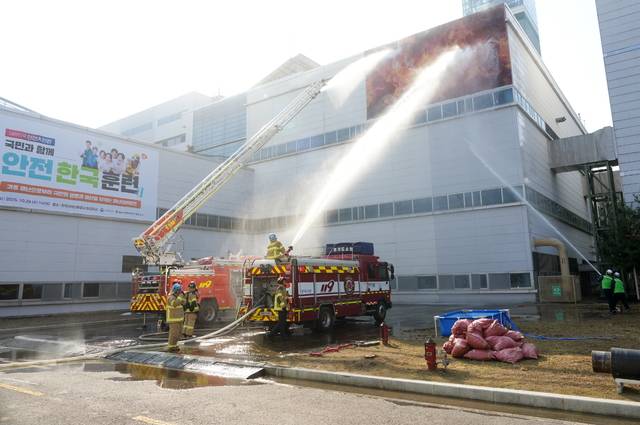 29일 경기 수원시 영통구 한국지역난방공사 광교지사에서 행정안전부가 주관하는 2025년 하반기 재난대응 안전한국훈련이 실시되고 있다. 한국지역난방공사 제공