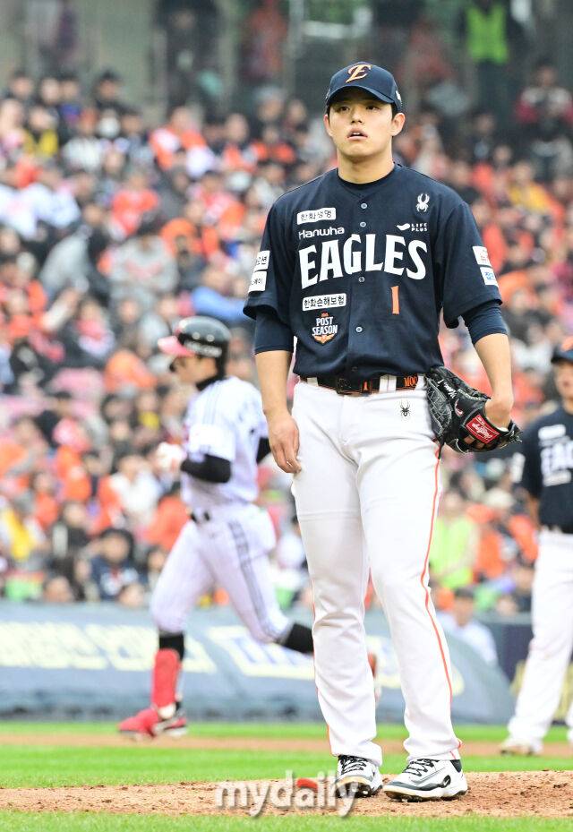 26일 오후 서울 잠실야구장에서 진행된 '2025 신한 SOL Bank KBO 한국시리즈 1차전' 한화 이글스와 LG 트윈스의 경기. 한화 선발 문동주가 5회말 박해민에게 솔로 홈런을 허용한 뒤 아쉬워 하고 있다./마이데일리