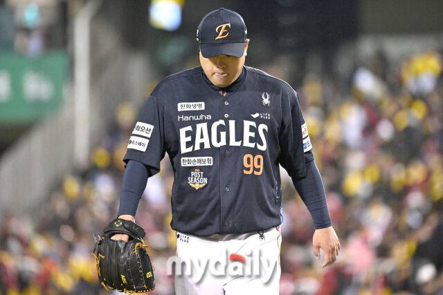 27일 서울 잠실야구장에서 열린 2025 신한 SOL 뱅크 KBO 한국시리즈 2차전' 한화 이글스와 LG 트윈스 경기. 한화 선발 류현진이 수비를 마치고 더그아웃으로 들어서고 있다./마이데일리