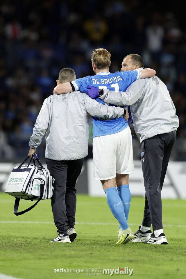 데 브라이너(가운데)가 26일 인테르 밀란과 경기에서 부상해 교체되고 있다. /게티이미지코리아