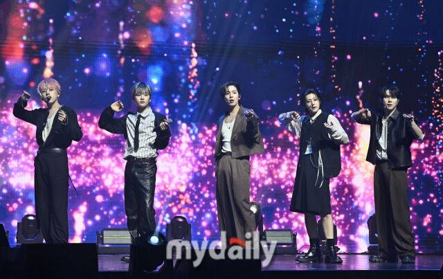 그룹 위아이(WEi)가 29일 오후 서울 광장동 예스24라이브홀에서 진행된 미니 8집 ‘Wonderland(원더랜드)’ 발매 쇼케이스에서 열정적인 무대를 선보이고 있다.이번 앨범은 지난 1월 발매된 '더 필링스'(The Feelings) 이후 위아이가 9개월 만에 선보이는 새 음반으로 멤버 김요한이 다시 합류해 컴백한다. 타이틀곡 ‘HOME(홈)’은 지치고 힘든 순간에도 곁을 지켜주는 존재를 ‘집(Home)’에 빗대어 표현한 곡으로 팬들에게 전하는 위로와 약속의 메시지를 담았다. 29일 오후 6시 음원사이트를 통해 공개된다.