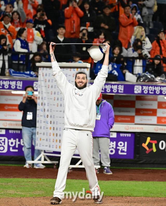 2025년 10월 24일 오후 대전한화생명볼파크에서 열린 '2025 신한 SOL BANK KBO 포스트 시즌' 삼성 라이온즈와 한화 이글스의 플레이오프(PO) 5차전 경기. 한화 폰세가 11-2로 승리하며 한국시리즈 진출을 확정한 뒤 기뻐하고 있다./마이데일리