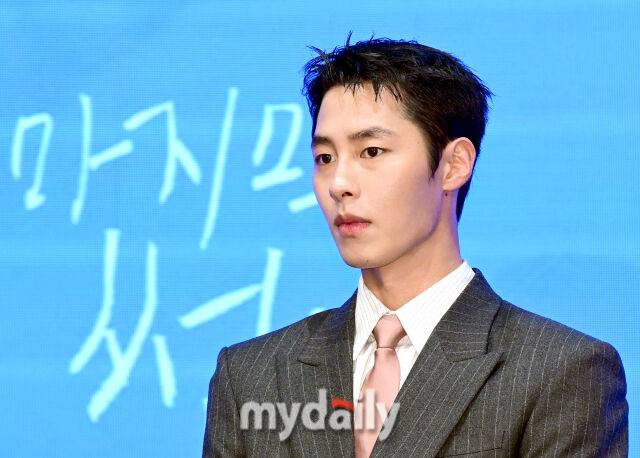 2025년 10월 29일 오후 서울 신도림 더세인트에서 KBS2 새 토일 미니시리즈 ‘마지막 썸머’(연출 민연홍, 극본 전유리) 제작발표회가 열렸다.배우 이재욱이 인사하고 있다.