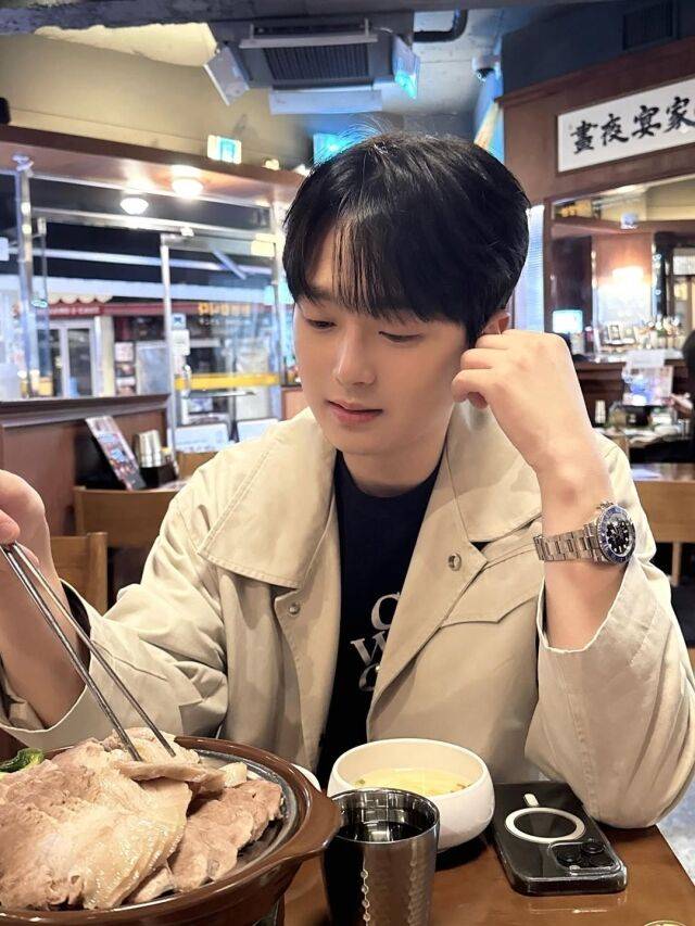 이찬원이 자신이 모델로 있는 보쌈집에 방문했다. / 이찬원 인스타그램