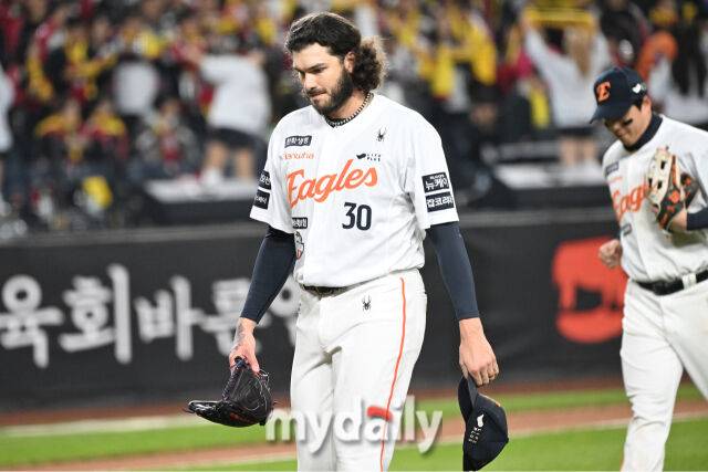 29일 대전 한화생명 볼파크 야구장에서 열린 '2025 신한 SOL 뱅크 KBO 한국시리즈 3차전' LG 트윈스와 한화 이글스 경기. 한화 선발 폰세가 4회초 1사에 LG 김현수에게 역전 솔로포를 내준 후 수비를 마치고 더그아웃으로 들어서고 있다./대전=한혁승 기자