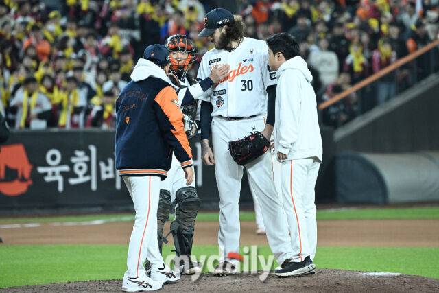 29일 대전 한화생명 볼파크 야구장에서 열린 '2025 신한 SOL 뱅크 KBO 한국시리즈 3차전' LG 트윈스와 한화 이글스 경기. 한화 양상문 코치가 6회 1사 2루에 마운드를 방문에 선발 폰세와 이야기를 나누고 있다./대전=한혁승 기자