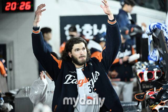 29일 대전 한화생명 볼파크 야구장에서 열린 '2025 신한 SOL 뱅크 KBO 한국시리즈 3차전' LG 트윈스와 한화 이글스 경기. 한화 선발 폰세가 6회초 수비를 마치고 더그아웃에 들어와 두 손을 들어보이고 있다./대전=한혁승 기자