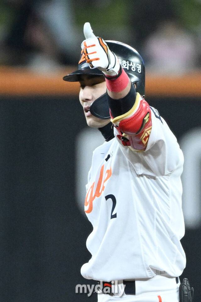 29일 대전 한화생명 볼파크 야구장에서 열린 '2025 신한 SOL 뱅크 KBO 한국시리즈 3차전' LG 트윈스와 한화 이글스 경기. 한화 심우준이 8회말 2사 만루에 2타점 역전 2타점 2루타를 친 후 기뻐하고 있다./대전=한혁승 기자 hanfoto@mydaily.co.kr