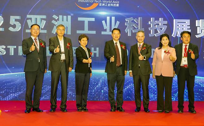 김재욱 칠곡군수(왼쪽 마지막)가 28일 중국 선전 컨벤션센터에서 열린‘Shenzhen Mega Show’개막식에 공식 초청돼 선전시 관계자와 이상승 칠곡군의회 의장(오른쪽 마지막) 등 7명과 함께 스크린 버튼을 눌러 개막을 선언하고 있다.[칠곡군 제공]