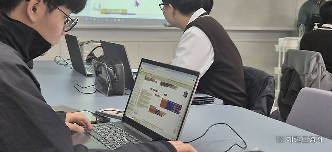 서울 당곡고등학교에서 한 학생이 고교학점제 수업으로 ‘애플리케이션(앱) 개발 프로그램’을 듣고 있다. 김용재 기자