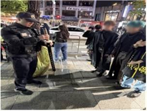 지난 25일 홍대 인근 순찰 중 경찰이 모의 일본도를 점검하고 있다. [서울경찰청 제공]