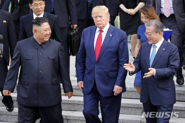 [판문점=뉴시스]2019년 6월 30일 판문점 자유의 집에서 문재인 당시 대통령이 김정은 북한 국무위원장과 도널드 트럼프 미국 대통령과 회담을 끝내고 나오며 이야기를 나누고 있다. 2025.10.29.