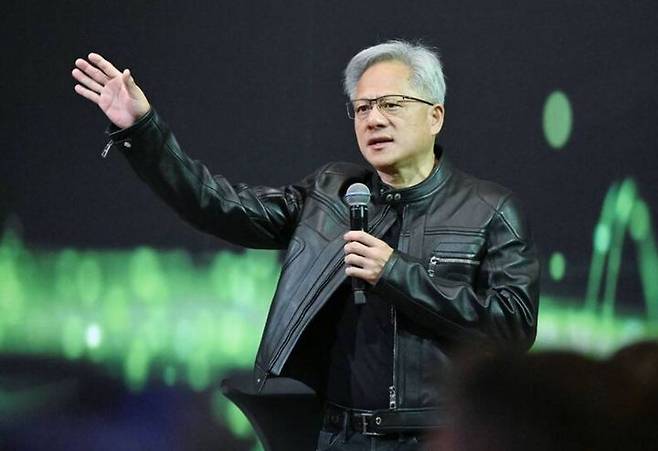 [서울=뉴시스] 젠슨황 엔비디아 최고경영자(CEO)가 지난 5월 21일 타이베이 만다린 오리엔탈 호텔에서 열린 ‘글로벌 미디어 Q&A’ 행사에서 발언하고 있다.(출처: 자유시보) 2025.05.21.  *재판매 및 DB 금지