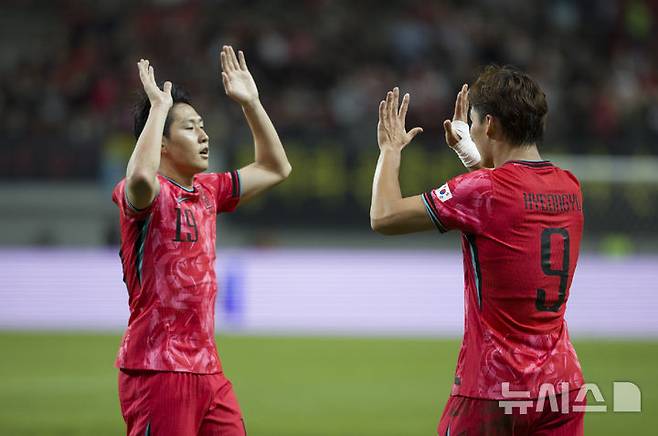 [서울=뉴시스] 김근수 기자 = 지난 14일 오후 서울 마포구 서울월드컵경기장에서 열린 하나은행 초청 축구국가대표팀 친선경기 대한민국과 파라과이의 경기 후반 대한민국 오현규가 추가골을 넣고 세리머니를 하고 있다. 2025.10.14. ks@newsis.com