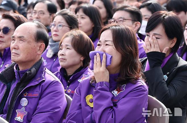 [서울=뉴시스] 김명원 기자 = 29일 서울 종로구 광화문광장에서 열린 10.29 이태원 참사 3주기 기억식에서 유가족들이 눈물을 흘리고 있다. (공동취재) 2025.10.29. photo@newsis.com