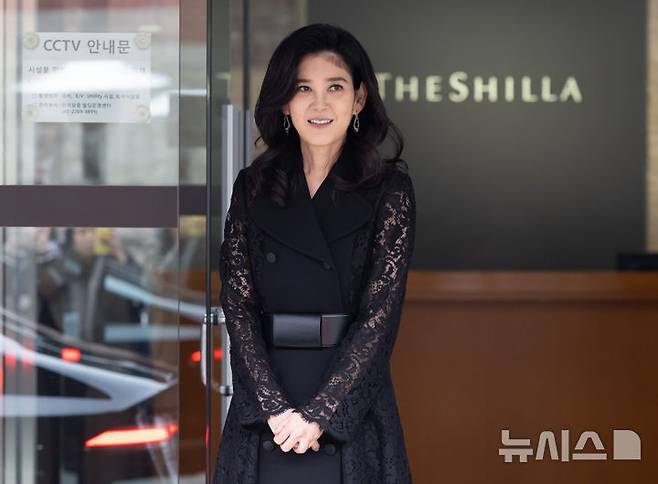 [서울=뉴시스] 황준선 기자 = 이부진 호텔신라 대표이사 사장이 20일 오전 서울 중구 호텔신라 장충사옥에서 열린 정기 주주총회를 마친 뒤 건물을 나서고 있다. 2025.03.20. hwang@newsis.com