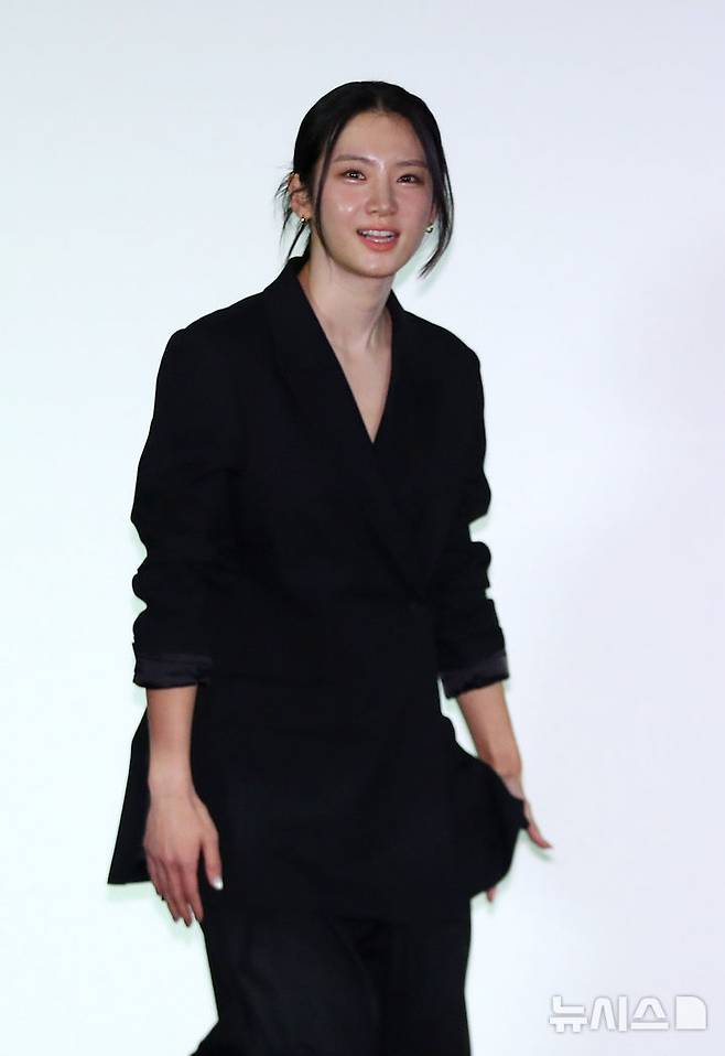 [서울=뉴시스] 김혜진 기자 = 배우 박주현이 29일 오전 서울 영등포구 CGV 여의도에서 열린 제45회 청룡영화상 수상자들과 함께하는 핸드프린팅 행사에 참석하고 있다. 2025.10.29. jini@newsis.com