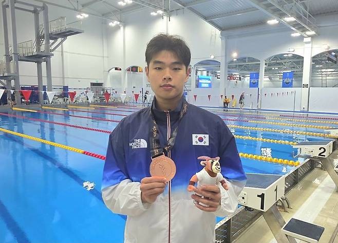 [서울=뉴시스] 2025 제3회 바레인 아시아청소년경기대회 수영 경영 남자 자유형 100m에서 동메달을 딴 조용준. (사진 = 대한수영연맹 제공) *재판매 및 DB 금지