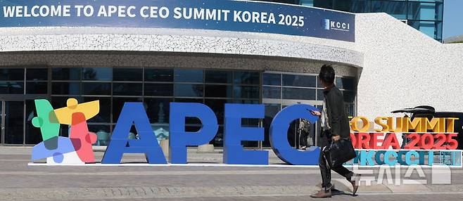 [경주=뉴시스] 추상철 기자 = 2025 APEC CEO 서밋을 하루 앞둔 27일 오후 경북 경주시 경주예술의전당 앞에 행사 로고가 보이고 있다. 2025.10.27. scchoo@newsis.com