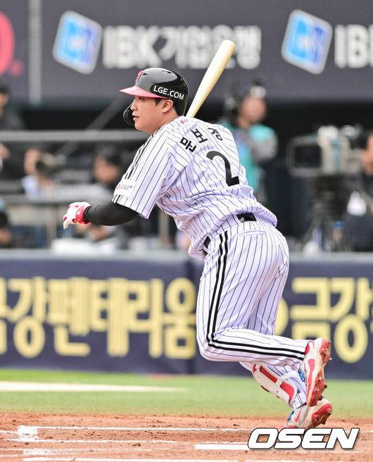 [OSEN=잠실, 박준형 기자] 26일 오후 서울 잠실야구장에서 2025 신한 SOL Bank KBO리그 포스트시즌 한국시리즈 1차전 LG 트윈스와 한화 이글스의 경기가 열렸다.LG는 앤더스 톨허스트, 한화는 문동주를 선발 투수로 내세웠다.1회말 2사 3루 LG 문보경이 1타점 적시 2루타를 날리고 있다.   2025.10.26 / soul1014@osen.co.kr