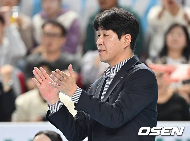 [OSEN=김천, 이석우 기자] 25일 김천실내체육관에서 진에어 2025-2026시즌 V리그 여자부 한국도로공사와 흥국생명의 경기가 열렸다. 배구 예능 프로그램 '신인 감독 김연경'에서 세터로 존재감을 보여준 베테랑 이나연이 여자 프로배구 흥국생명 유니폼을 입고 제2의 배구 인생을 시작한다.한국도로공사 김종민 감독이 선수들을 독려하고 있다. 2025.10.25 / foto0307@osen.co.kr