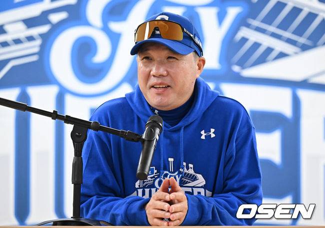 [OSEN=대구, 이석우 기자] 22일 대구 삼성라이온즈파크에서 2025 신한 SOL뱅크 KBO 플레이오프 삼성 라이온즈와 한화 이글스의 4차전 경기가 열린다. 홈팀 삼성은 원태인이, 방문팀 한화는 정우주가 선발 투수로 출전한다.삼성 라이온즈 박진만 감독이 기자회견을 하고 있다. 2025.10.22 / foto0307@osen.co.kr