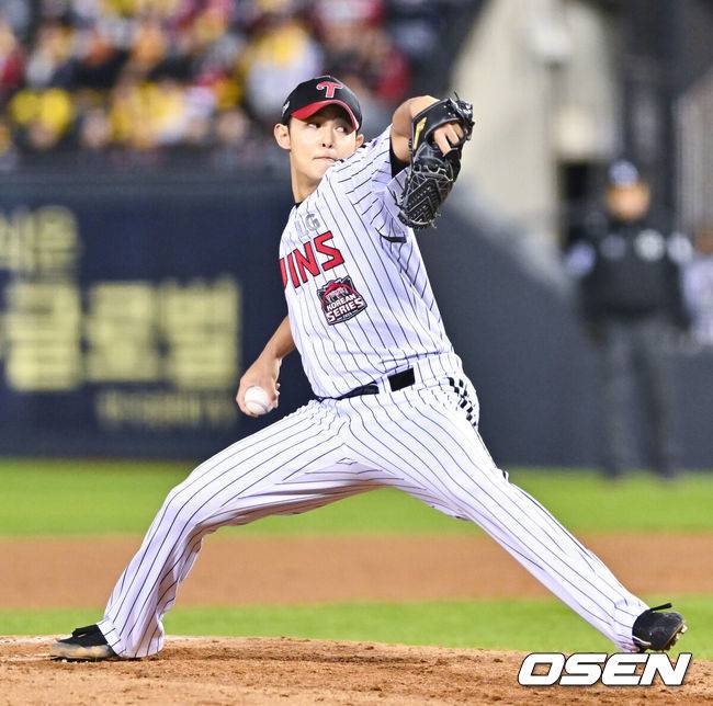 [OSEN=잠실, 박준형 기자] 27일 오후 서울 잠실야구장에서 2025 신한 SOL Bank KBO리그 포스트시즌 한국시리즈 2차전 LG 트윈스와 한화 이글스의 경기가 열렸다.LG는 임찬규, 한화는 류현진을 선발 투수로 내세웠다.4회초 LG 김영우 투수가 역투하고 있다.  2025.10.27 / soul1014@osen.co.kr