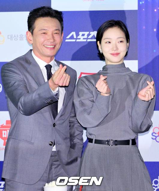 [OSEN=민경훈 기자] 29일 오후 서울 CGV 여의도에서 제46회 청룡영화상 핸드프린팅 행사가 열렸다.이날 배우 황정민, 김고은, 정해인, 이상희, 노상현, 박주현이 참석했다. 배우 황정민, 김고은이 포토타임을 갖고 있다. 2025.10.29 / rumi@osen.co.kr