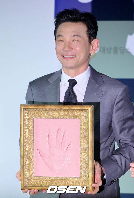 [OSEN=민경훈 기자] 29일 서울 CGV 여의도에서 제46회 청룡영화상 핸드프린팅 행사가 열렸다.이날 배우 황정민, 김고은, 정해인, 이상희, 노상현, 박주현이 참석했다. 배우 황정민이 포토타임을 갖고 있다. 2025.10.29 / rumi@osen.co.kr