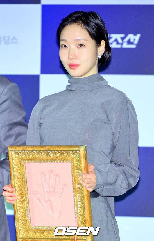 [OSEN=민경훈 기자] 29일 서울 CGV 여의도에서 제46회 청룡영화상 핸드프린팅 행사가 열렸다.이날 배우 황정민, 김고은, 정해인, 이상희, 노상현, 박주현이 참석했다. 배우 김고은이 포토타임을 갖고 있다. 2025.10.29 / rumi@osen.co.kr