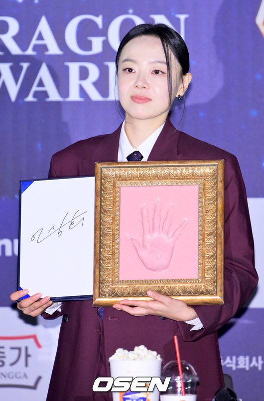 [OSEN=민경훈 기자] 29일 서울 CGV 여의도에서 제46회 청룡영화상 핸드프린팅 행사가 열렸다.이날 배우 황정민, 김고은, 정해인, 이상희, 노상현, 박주현이 참석했다. 배우 이상희가 포토타임을 갖고 있다. 2025.10.29 / rumi@osen.co.kr