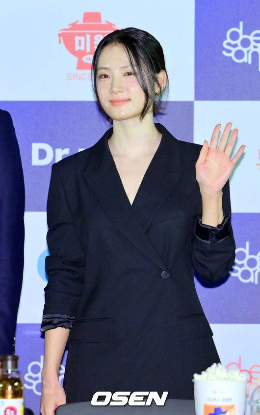 [OSEN=민경훈 기자] 29일 서울 CGV 여의도에서 제46회 청룡영화상 핸드프린팅 행사가 열렸다.이날 배우 황정민, 김고은, 정해인, 이상희, 노상현, 박주현이 참석했다. 배우 박주현이 간담회를 하고 있다. 2025.10.29 / rumi@osen.co.kr