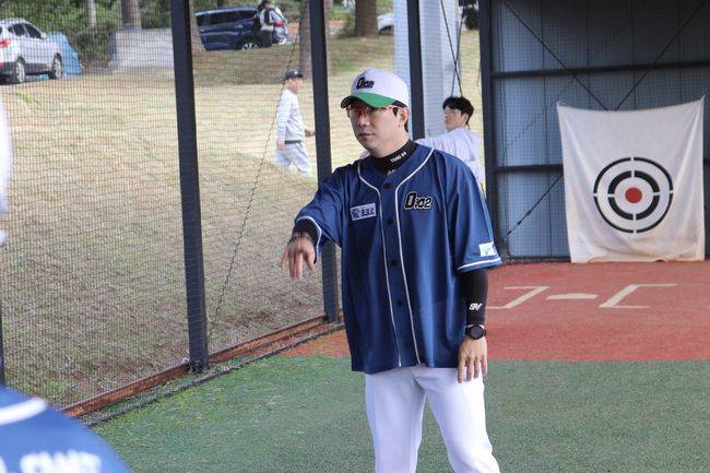 2025 제3회 홍성군과 함께하는 김태균 야구캠프가 지난 25일 충남 홍성군 결성면 만해야구장에서 성황리에 개최됐다. 양현종(KIA)이 선수들을 지도하고 있다. /티케이오시비 제공