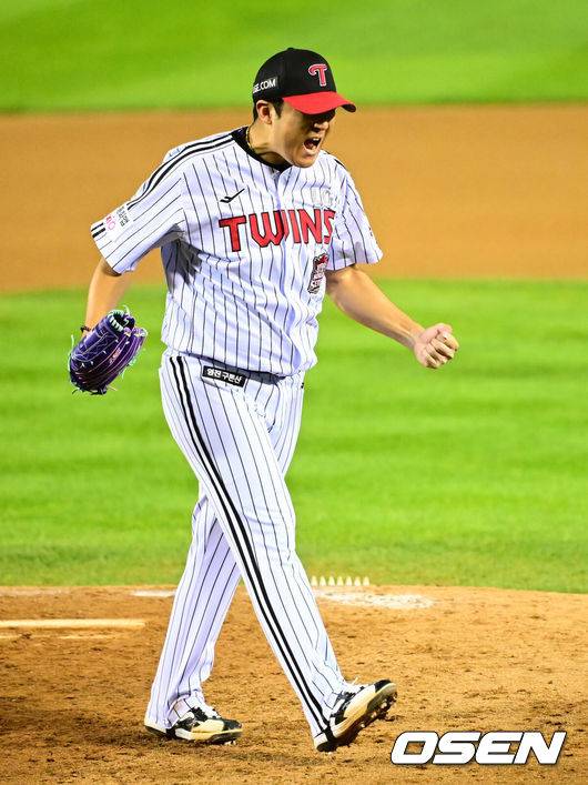 [OSEN=잠실, 지형준 기자] 27일 오후 서울 잠실야구장에서 2025 신한 SOL Bank KBO리그 포스트시즌 한국시리즈 2차전 LG 트윈스와 한화 이글스의 경기가 열렸다.LG는 임찬규, 한화는 류현진을 선발 투수로 내세웠다.6회초 수비를 마친 LG 송승기가 포효하고 있다. 2025.10.27 /jpnews@osen.co.kr