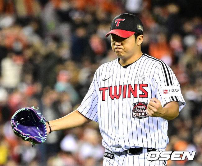 [OSEN=잠실, 이대선 기자] 27일 오후 서울 잠실야구장에서 2025 신한 SOL Bank KBO리그 포스트시즌 한국시리즈 2차전 LG 트윈스와 한화 이글스의 경기가 열렸다.LG는 임찬규, 한화는 류현진을 선발 투수로 내세웠다.7회초 수비를 마친 LG 송승기가 환호하고 있다. 2025.10.27 /sunday@osen.co.kr