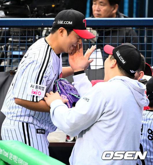 [OSEN=잠실, 지형준 기자] 26일 오후 서울 잠실야구장에서 2025 신한 SOL Bank KBO리그 포스트시즌 한국시리즈 1차전 LG 트윈스와 한화 이글스의 경기가 열렸다.LG는 앤더스 톨허스트, 한화는 문동주를 선발 투수로 내세웠다.7회초 수비를 마치고 LG 김현수가 송승기의 볼을 쓰다듬고 있다. 2025.10.26 /jpnews@osen.co.kr