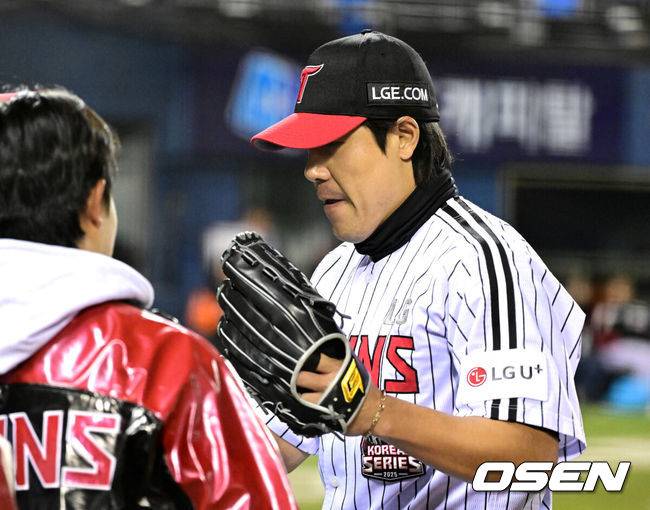[OSEN=잠실, 이대선 기자] 27일 오후 서울 잠실야구장에서 2025 신한 SOL Bank KBO리그 포스트시즌 한국시리즈 2차전 LG 트윈스와 한화 이글스의 경기가 열렸다.LG는 임찬규, 한화는 류현진을 선발 투수로 내세웠다.4회초 2사 만루에서 LG 김진성이 한화 노시환을 삼진으로 처리하고 더그아웃으로 가며 동료들과 환호하고 있다. 2025.10.27 /sunday@osen.co.kr