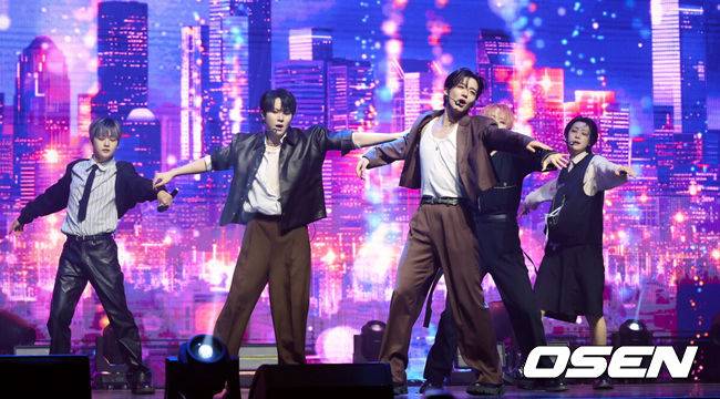 [OSEN=조은정 기자] 그룹&nbsp;위아이(WEi)의 미니 8집 ‘Wonderland(원더랜드)’ 발매 기념 쇼케이스가 29일 서울 광진구 예스24라이브홀에서 열었다.‘Wonderland’는 위아이가 지난 1월 발매한 미니 7집 ‘The Feelings(더 필링스)’ 이후 약 9개월 만에 선보이는 새 앨범이다.&nbsp;위아이가 멋진 무대를 선보이고 있다. 2025.10.29 /cej@osen.co.kr
